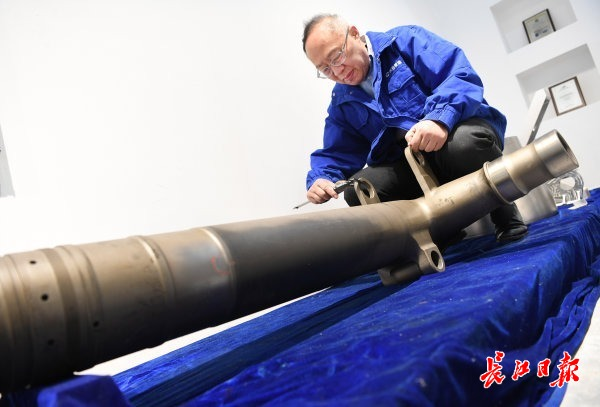张海鸥在检测用“3D打印锻件技术”打印的飞机起落架.png