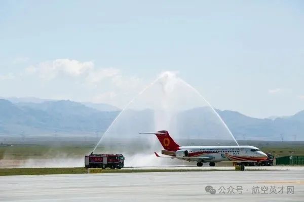 成都航空C909飞机“巴里坤号”成功首航